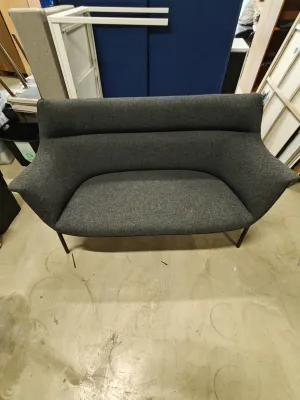 Moderne 2-personers loungesofa i mørkegråt stof – Sort metalstel