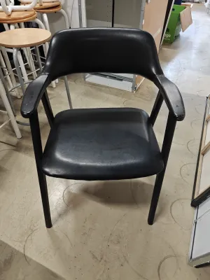 Klassisk armstol i massivt træ med sort kunstlæder – Tidløst design