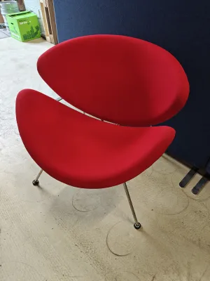 Rød design-loungestol med kromstel – Moderne ikonisk design