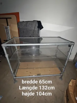 Industriel glasmontre / udstillingsdisk i jern og glas